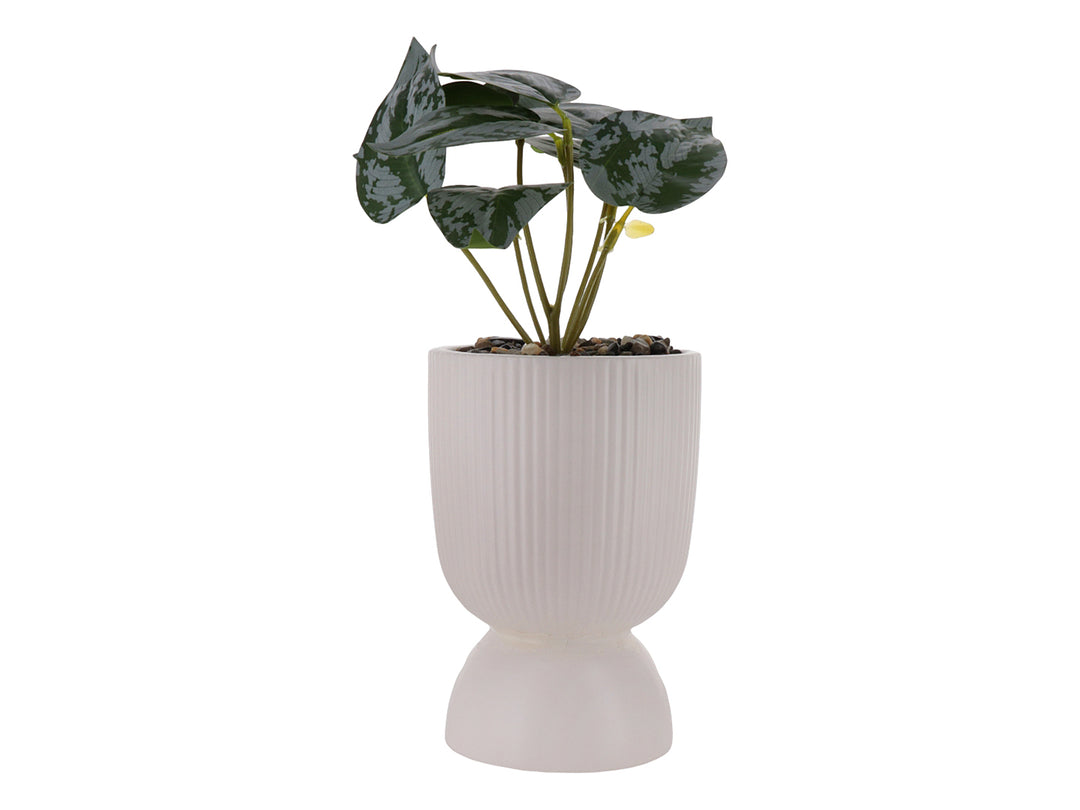 Planta artificial verde en maceta decorativa de dolomita blanca con textura acanalada y base redondeada.