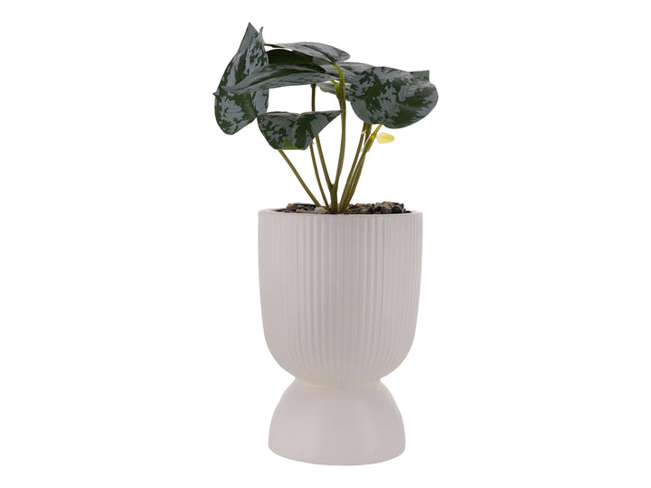 Planta artificial verde en maceta decorativa de dolomita blanca con textura acanalada y base redondeada.
