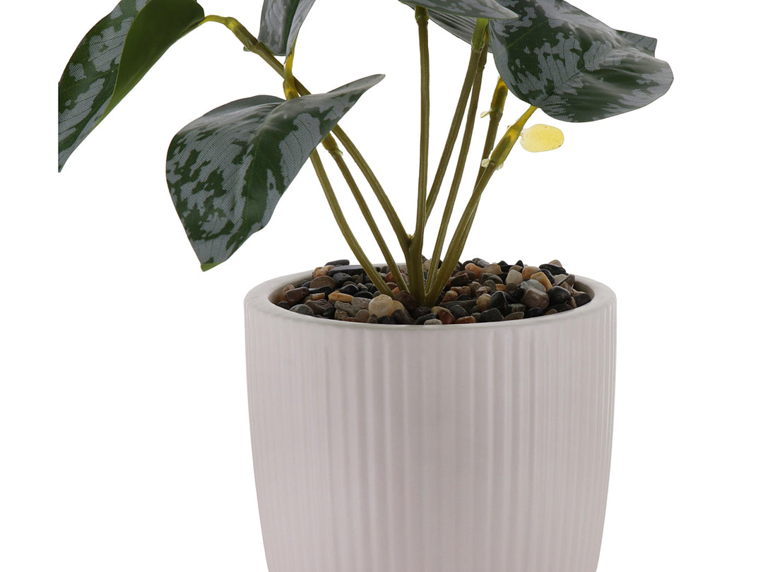 Planta artificial verde en maceta decorativa de dolomita blanca con textura acanalada y base redondeada.