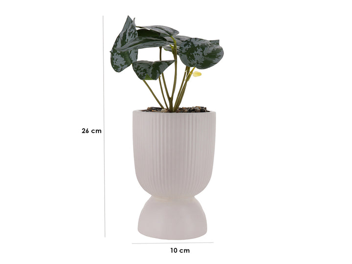 Planta artificial verde en maceta decorativa de dolomita blanca con textura acanalada y base redondeada.