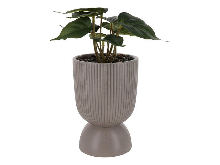 Planta artificial verde en maceta decorativa de dolomita color beige con diseño acanalado y base redondeada.