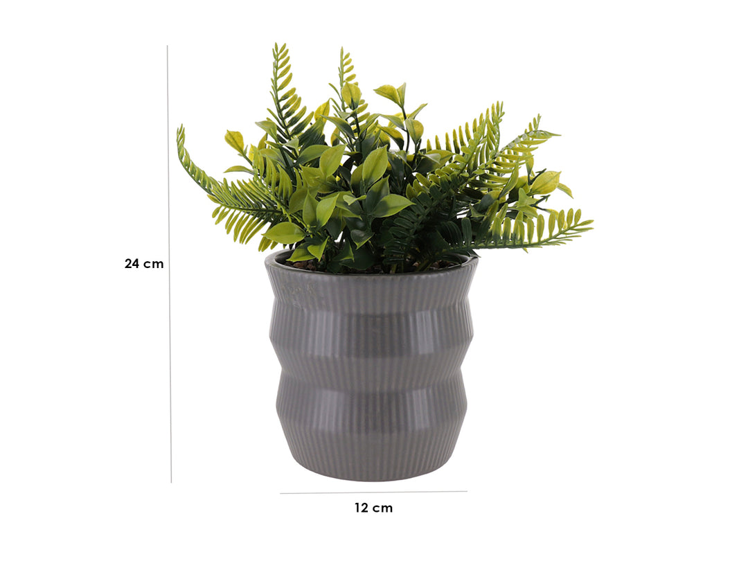 Planta artificial verde en maceta de dolomita gris con diseño acanalado.