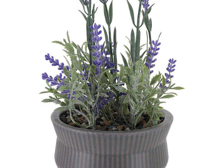 Planta artificial de lavanda morada en maceta decorativa de dolomita color gris con textura acanalada.