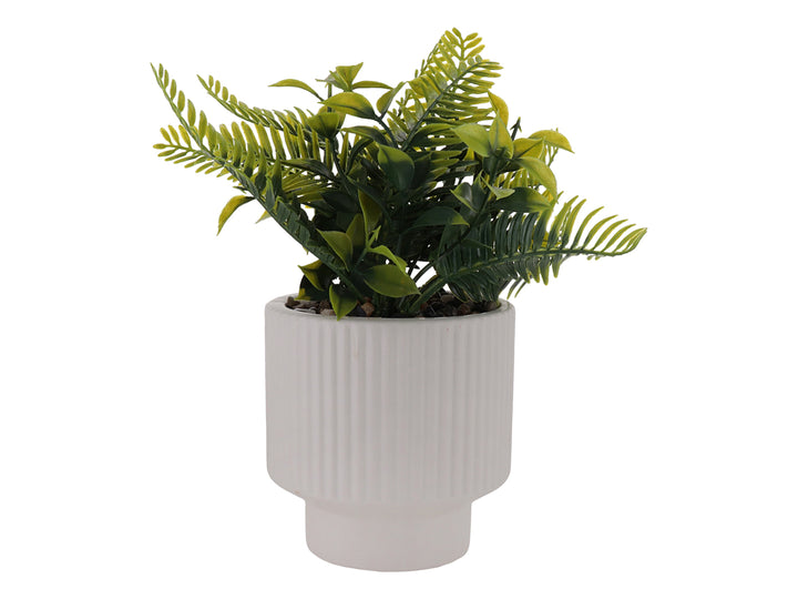 Planta artificial verde en maceta decorativa de dolomita blanca con textura acanalada.