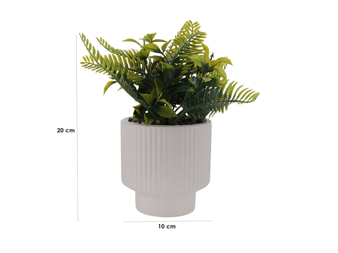 Planta artificial verde en maceta decorativa de dolomita blanca con textura acanalada.