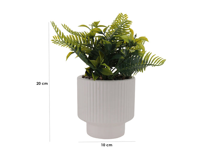 Planta artificial verde en maceta decorativa de dolomita blanca con textura acanalada.