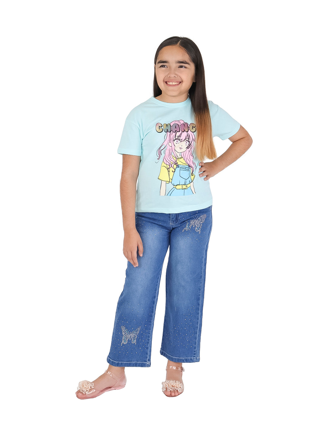 Niña vistiendo un conjunto de camiseta color menta con estampado y pantalón azul de mezclilla