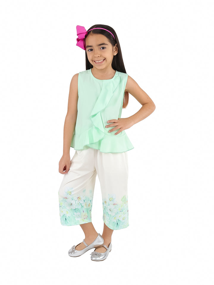 Conjunto para niña con blusa color menta con volante y pantalón blanco con detalles florales.