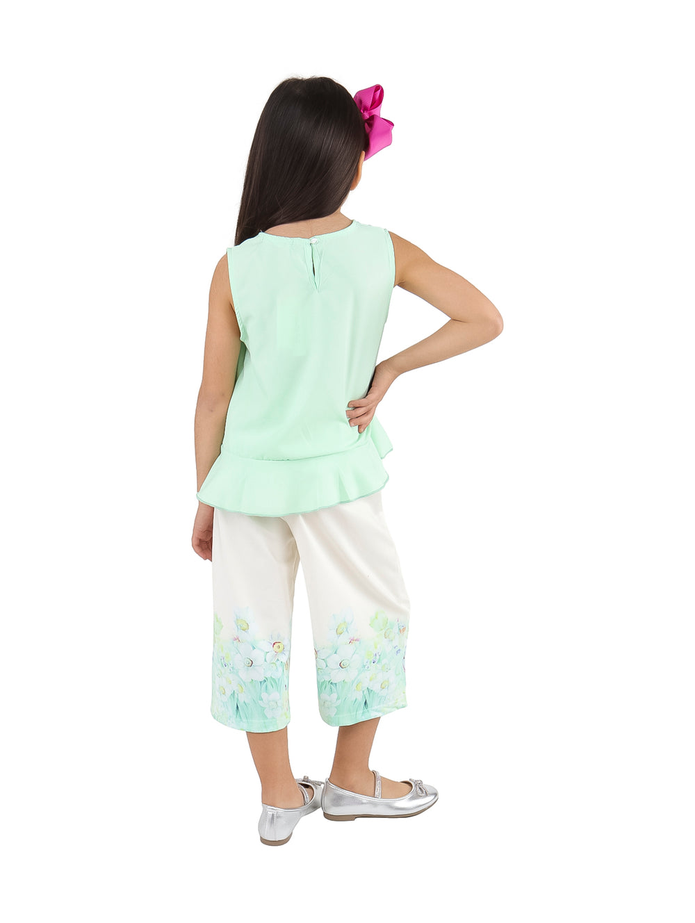 Conjunto para niña con blusa color menta con volante y pantalón blanco con detalles florales.