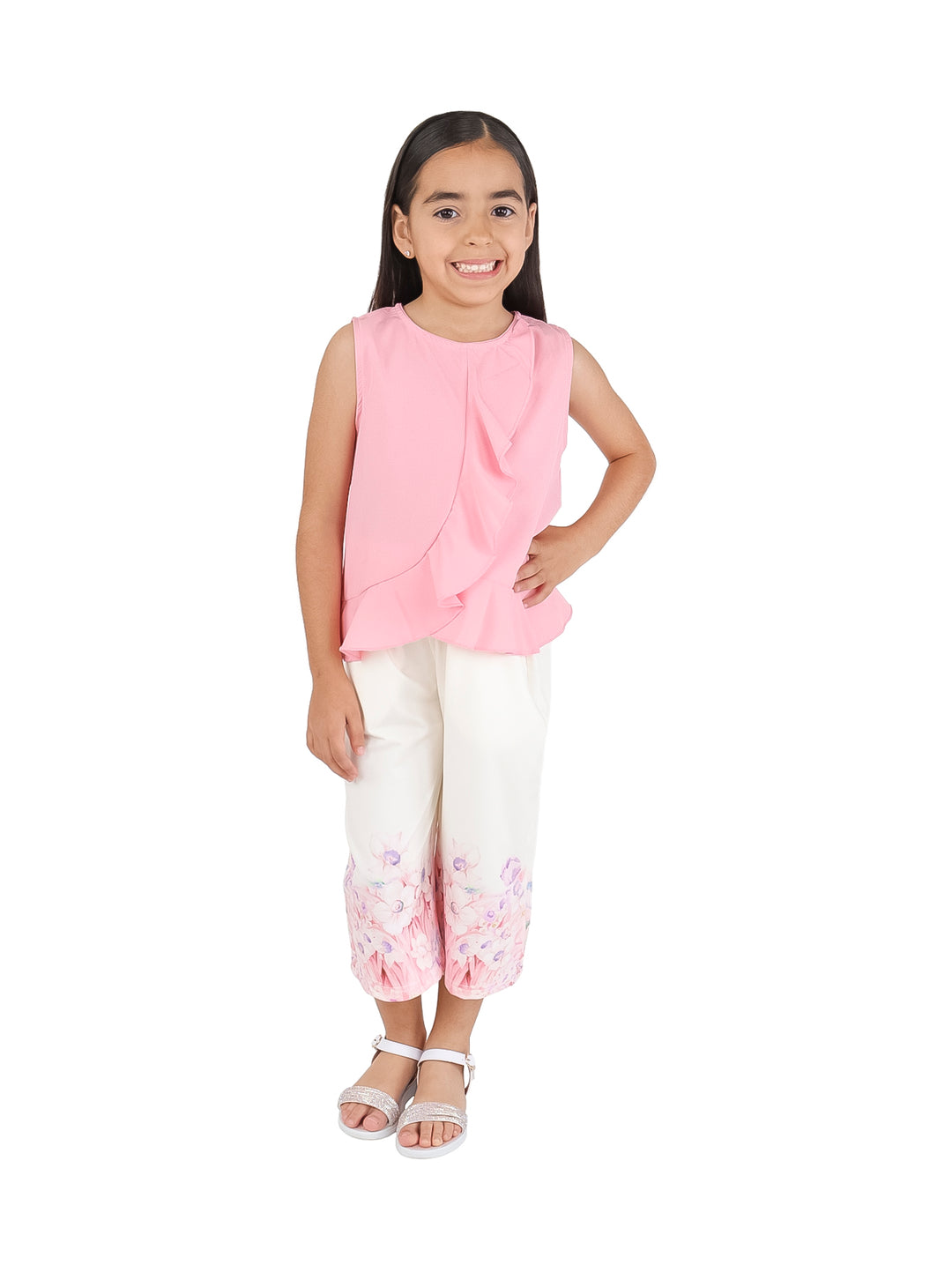 Conjunto de ropa para niña con blusa rosa sin mangas y pantalón blanco con flores en el ruedo.