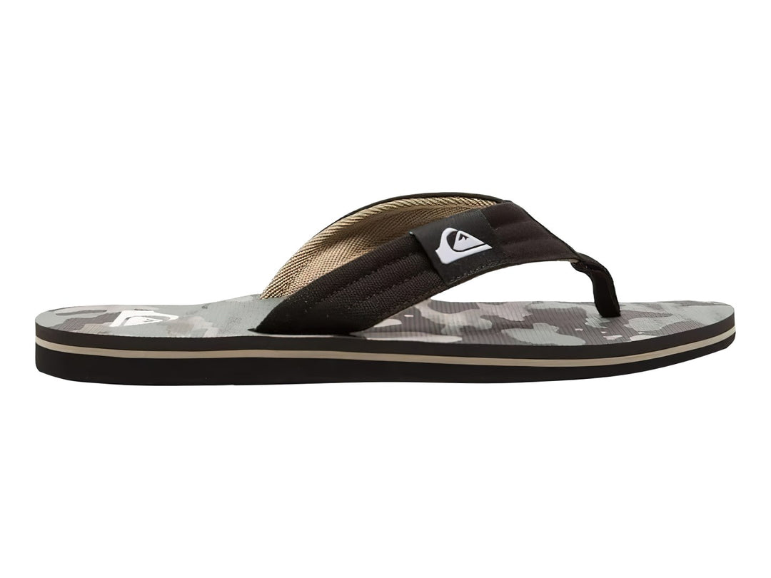 Sandalias Quiksilver con estampado de camuflaje en tonos verdes y grises, correa negra y suela plana.