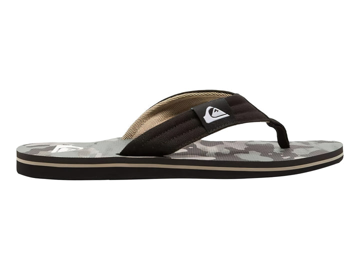 Sandalias Quiksilver con estampado de camuflaje en tonos verdes y grises, correa negra y suela plana.