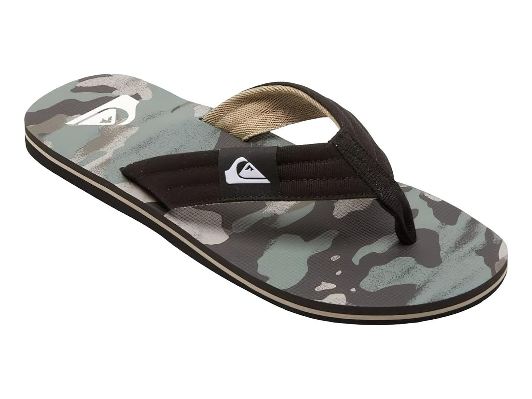 Sandalias Quiksilver con estampado de camuflaje en tonos verdes y grises, correa negra y suela plana.