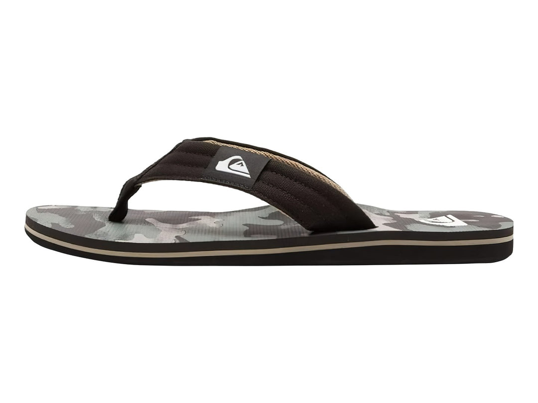 Sandalias Quiksilver con estampado de camuflaje en tonos verdes y grises, correa negra y suela plana.