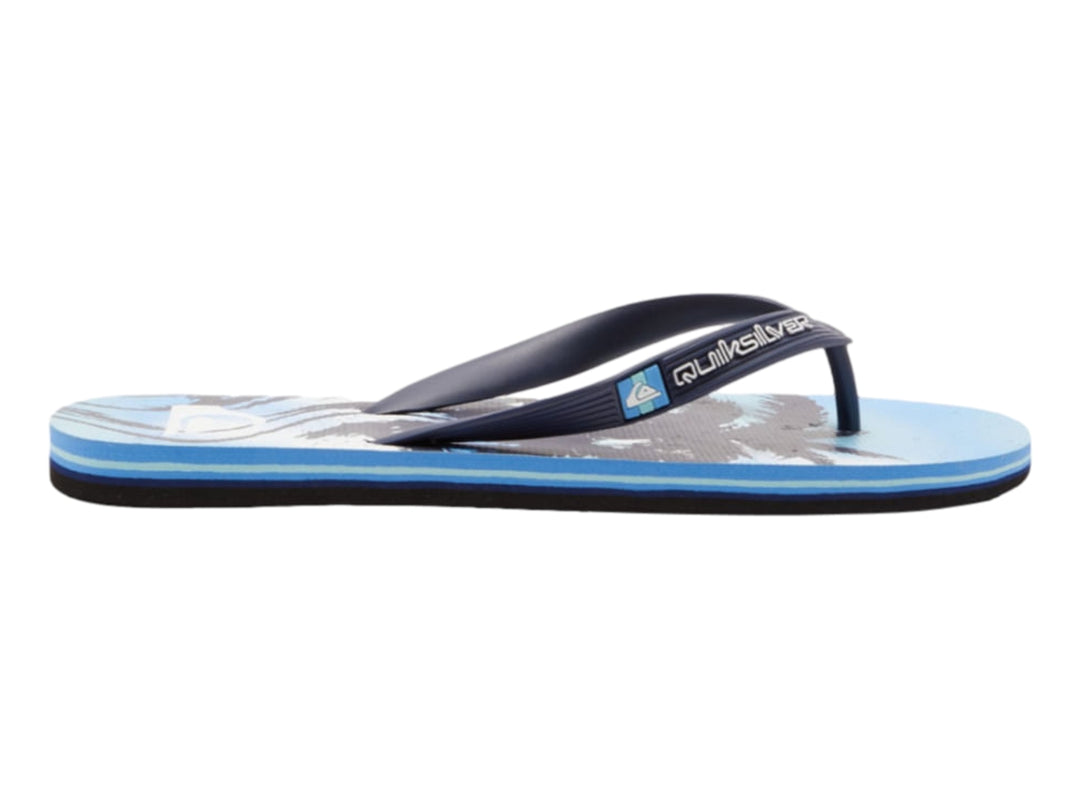 Sandalias Quiksilver en color azul y negro con estampado gráfico en la plantilla.