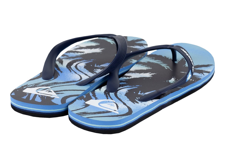Sandalias Quiksilver en color azul y negro con estampado gráfico en la plantilla.