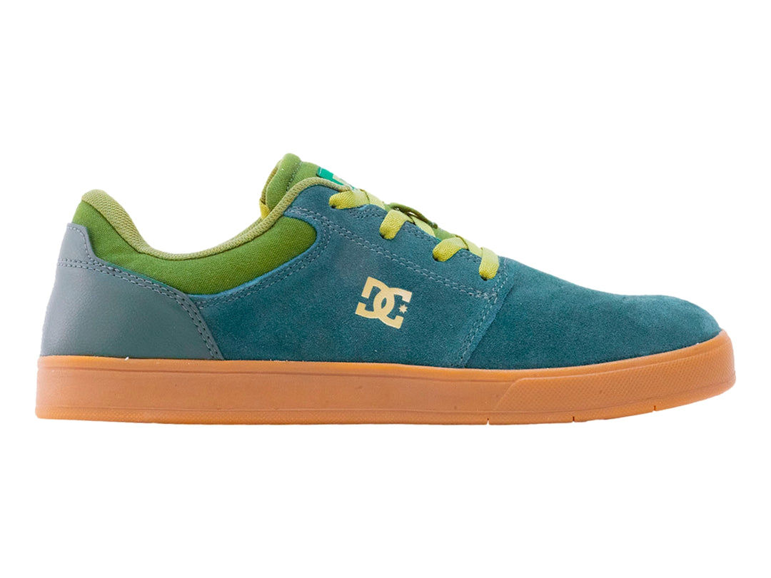 Tenis DC Shoes color verde oscuro con suela de goma café y detalles en verde lima.