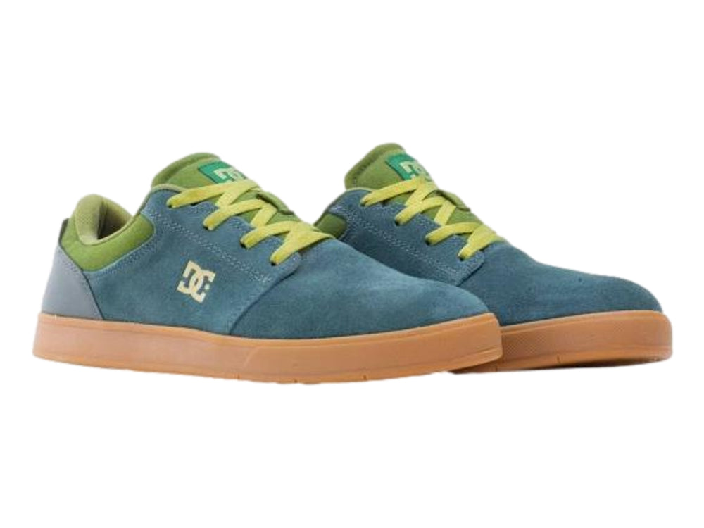 Tenis DC Shoes color verde oscuro con suela de goma café y detalles en verde lima.