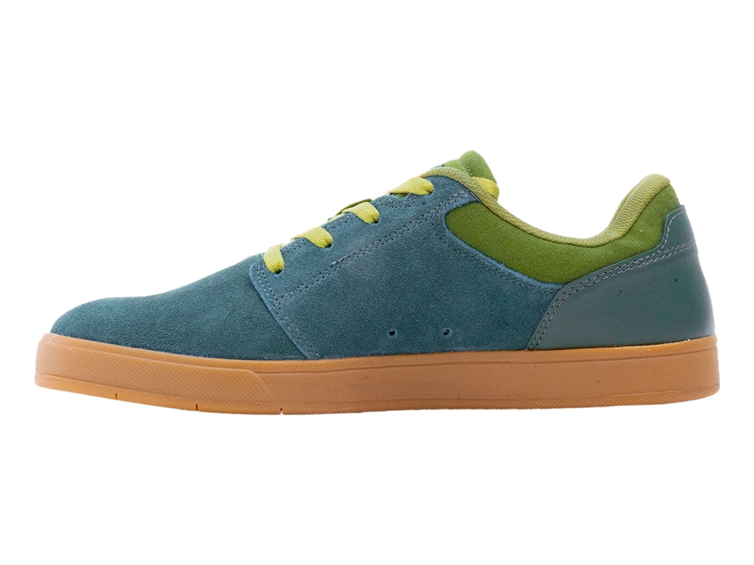 Tenis DC Shoes color verde oscuro con suela de goma café y detalles en verde lima.