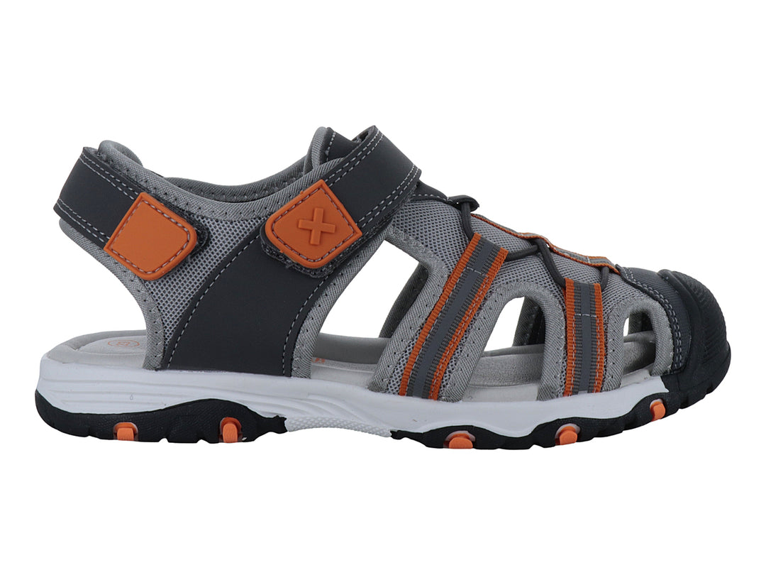 Sandalia infantil XTI en color gris con detalles naranjas, cierre de velcro y punta cerrada.