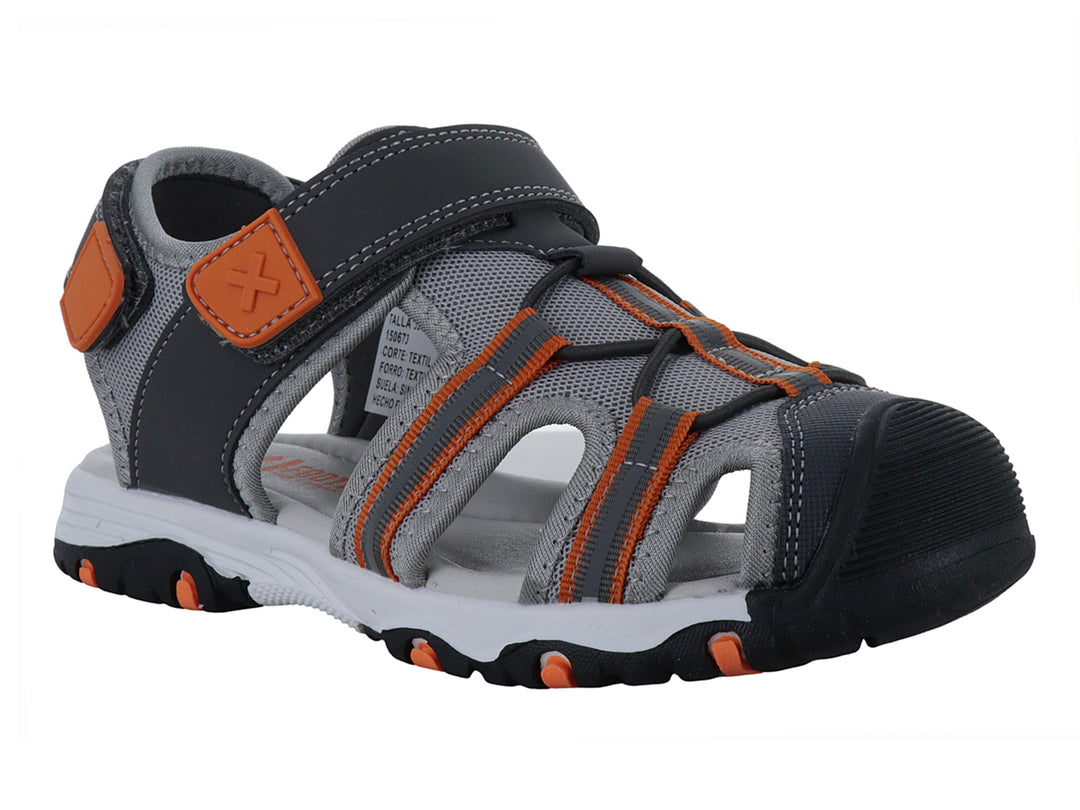 Sandalia infantil XTI en color gris con detalles naranjas, cierre de velcro y punta cerrada.