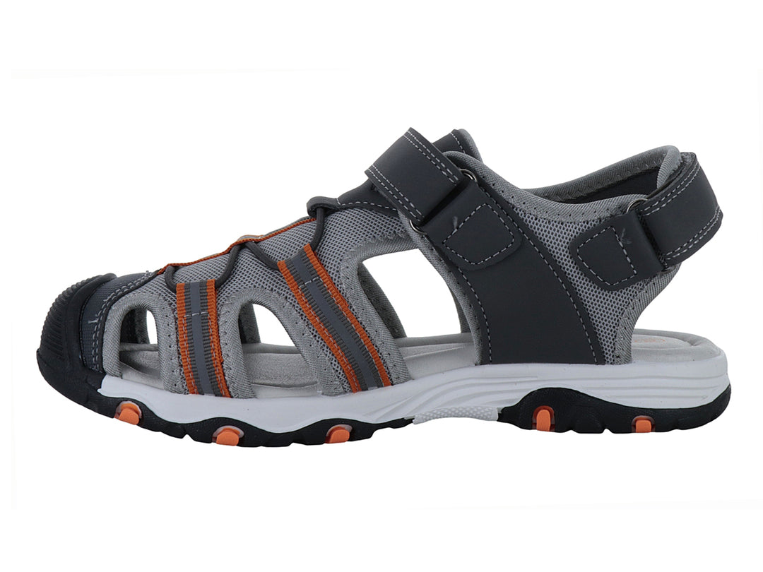 Sandalia infantil XTI en color gris con detalles naranjas, cierre de velcro y punta cerrada.