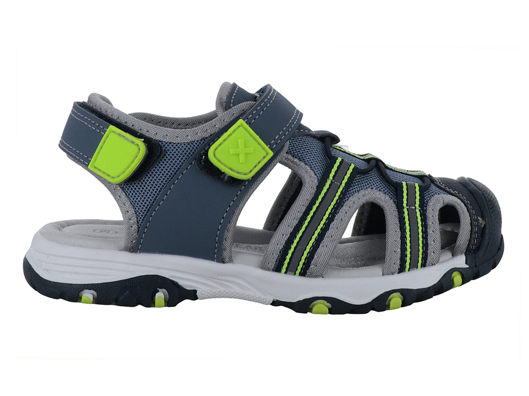 Sandalia cerrada infantil marca XTI en color azul jeans con detalles en verde neón y suela blanca.