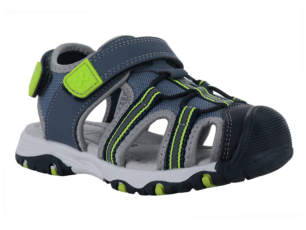 Sandalia cerrada infantil marca XTI en color azul jeans con detalles en verde neón y suela blanca.
