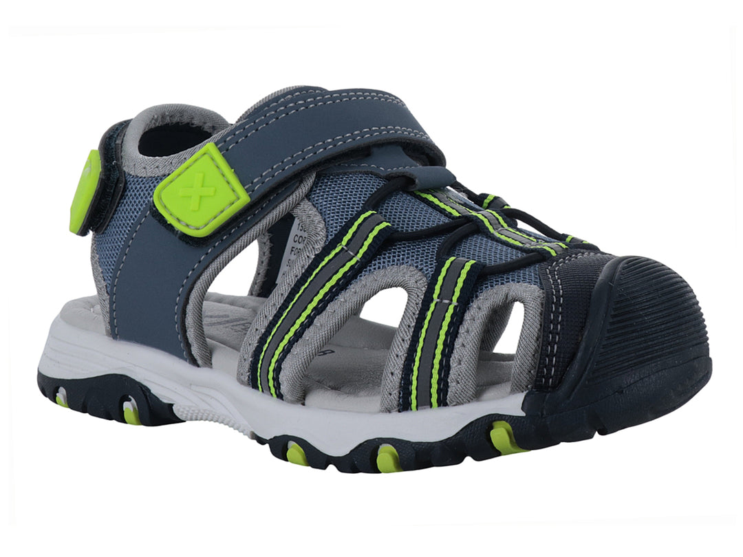 Sandalia cerrada infantil marca XTI en color azul jeans con detalles en verde neón y suela blanca.