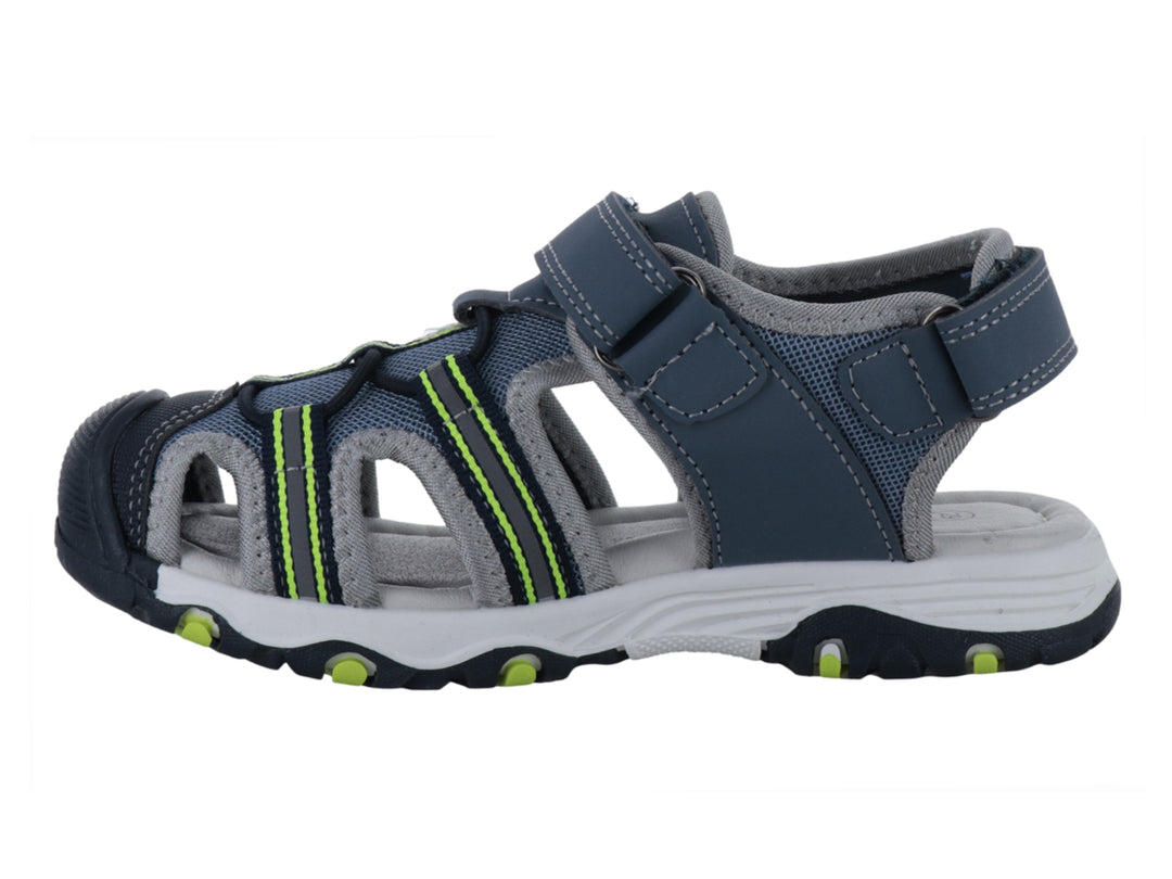 Sandalia cerrada infantil marca XTI en color azul jeans con detalles en verde neón y suela blanca.
