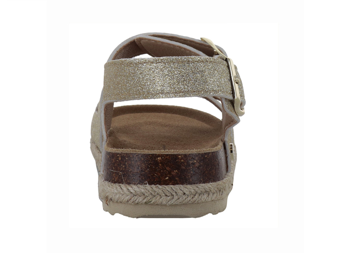 Sandalias doradas brillantes para niña con tres correas ajustables mediante hebillas y suela de plataforma marrón.