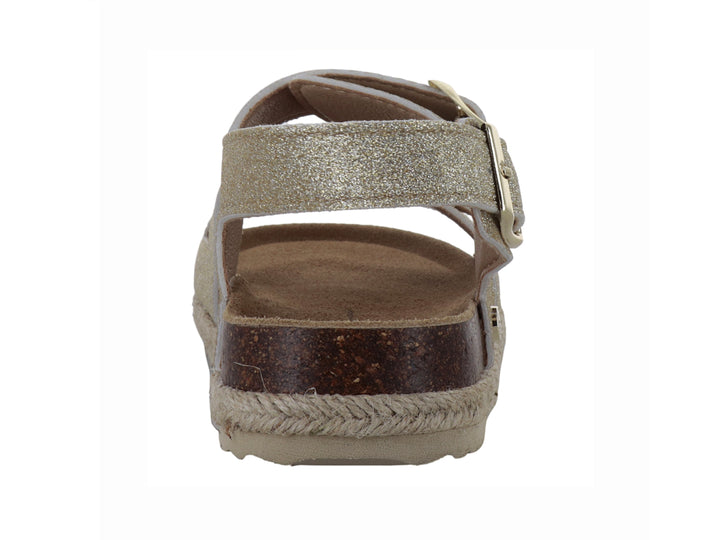 Sandalias doradas brillantes para niña con tres correas ajustables mediante hebillas y suela de plataforma marrón.