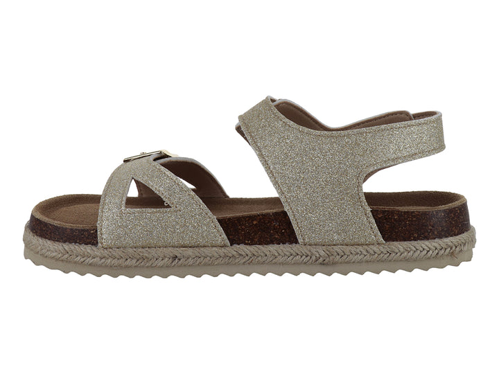 Sandalias doradas brillantes para niña con tres correas ajustables mediante hebillas y suela de plataforma marrón.