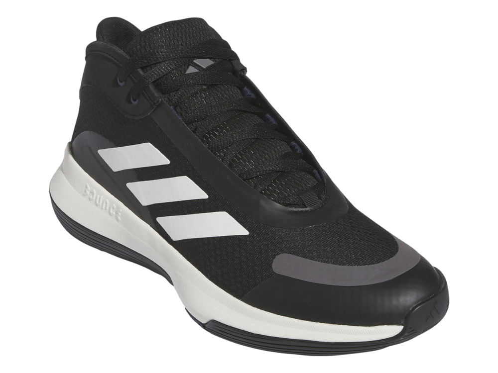 Tenis de baloncesto Adidas Bounce Legends color negro con franjas blancas y suela blanca y negra.