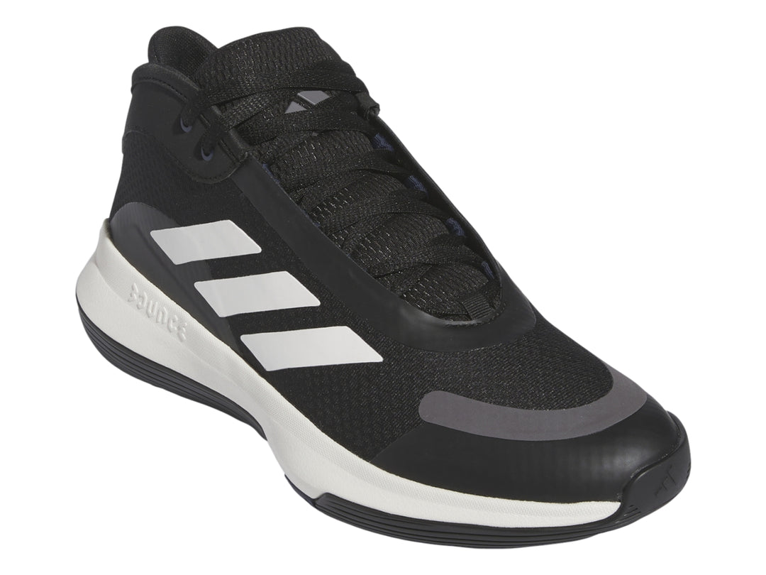 Tenis de baloncesto Adidas Bounce Legends color negro con franjas blancas y suela blanca y negra.