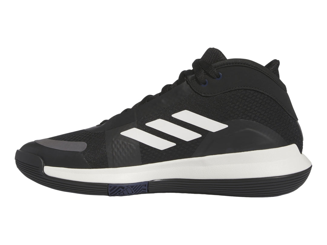 Tenis de baloncesto Adidas Bounce Legends color negro con franjas blancas y suela blanca y negra.