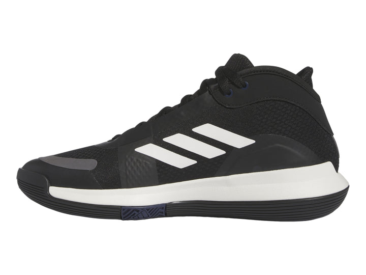 Tenis de baloncesto Adidas Bounce Legends color negro con franjas blancas y suela blanca y negra.