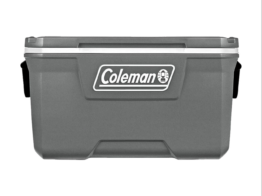 Hielera Coleman de color gris con capacidad de 150 QT, diseño robusto y tapa blanca.