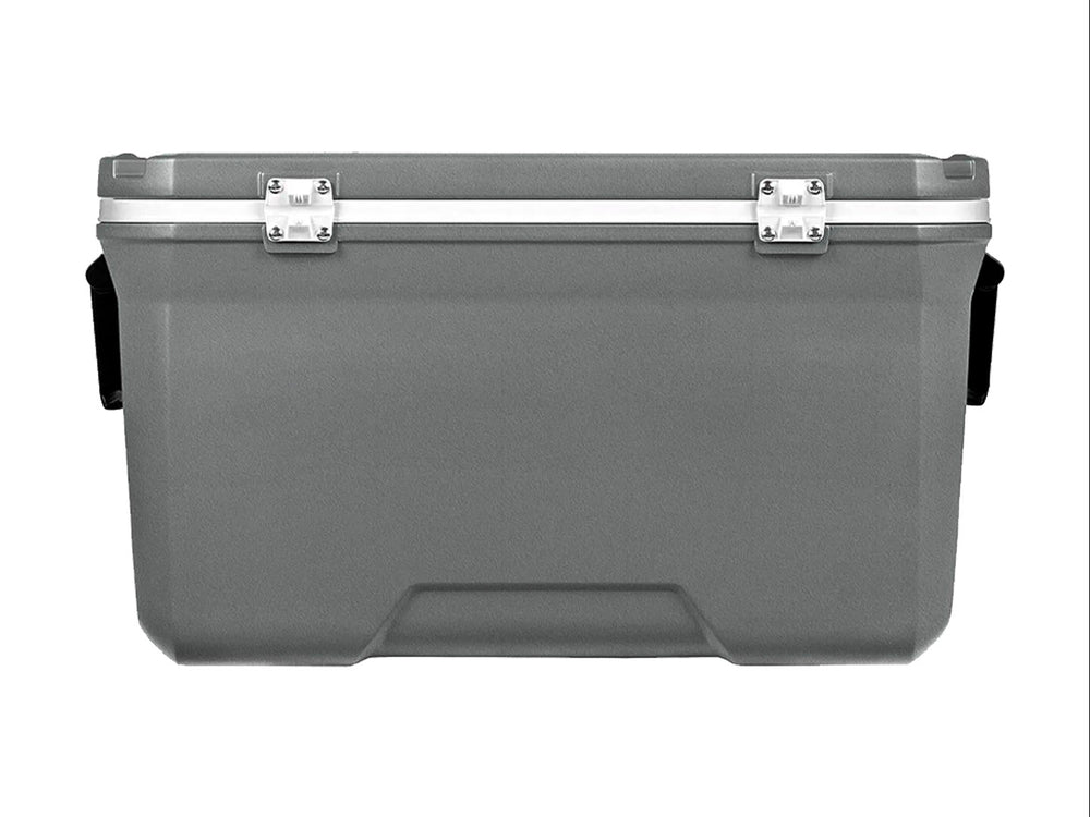 Hielera Coleman de color gris con capacidad de 150 QT, diseño robusto y tapa blanca.