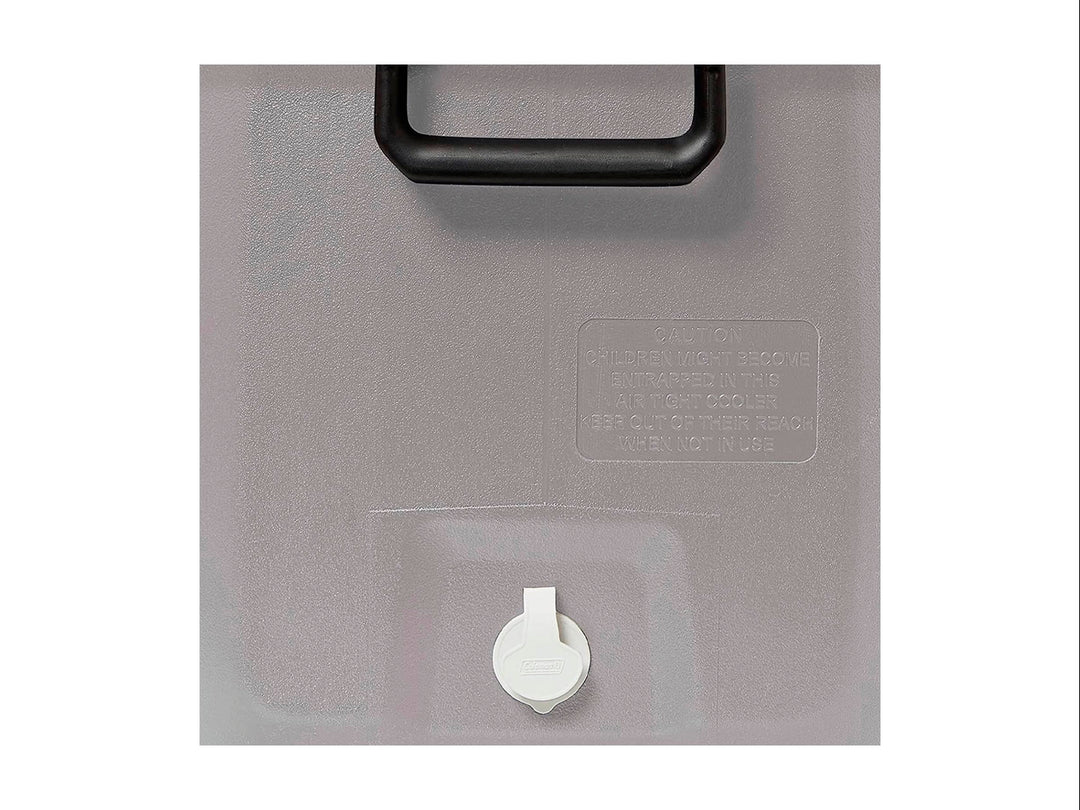 Hielera Coleman de color gris con capacidad de 150 QT, diseño robusto y tapa blanca.