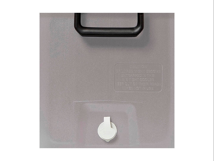 Hielera Coleman de color gris con capacidad de 150 QT, diseño robusto y tapa blanca.