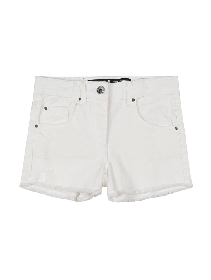 Shorts blancos de mezclilla para niña con acabado deshilachado en el ruedo.