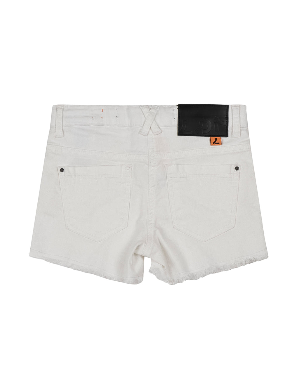 Shorts blancos de mezclilla para niña con acabado deshilachado en el ruedo.