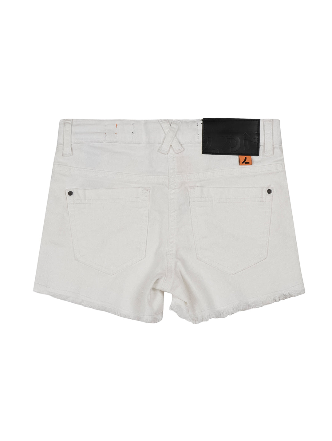 Shorts blancos de mezclilla para niña con acabado deshilachado en el ruedo.