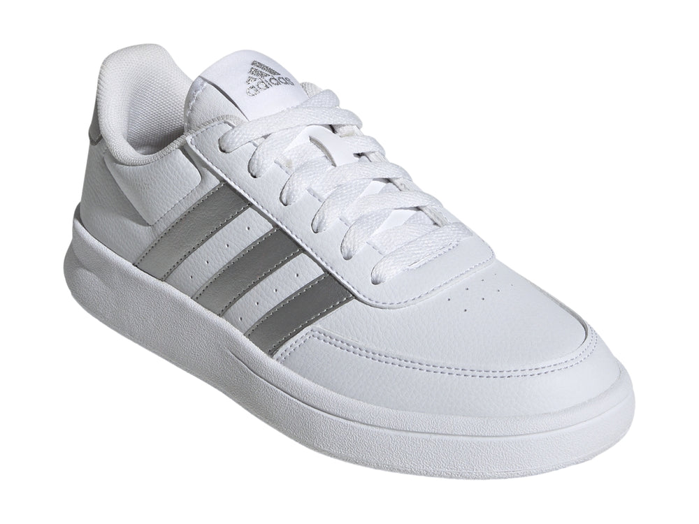 Tenis Adidas Breaknet 2.0 en color blanco con tres franjas laterales en color plateado y suela blanca.