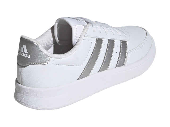 Tenis Adidas Breaknet 2.0 en color blanco con tres franjas laterales en color plateado y suela blanca.