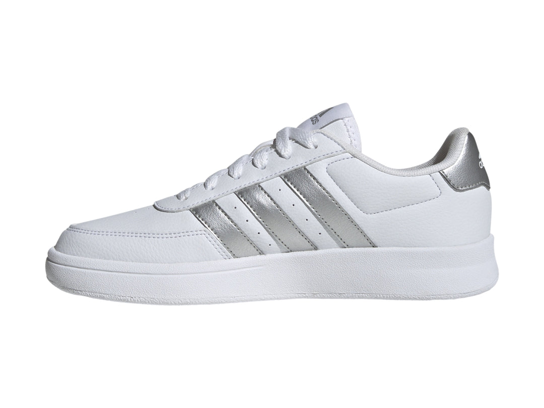 Tenis Adidas Breaknet 2.0 en color blanco con tres franjas laterales en color plateado y suela blanca.