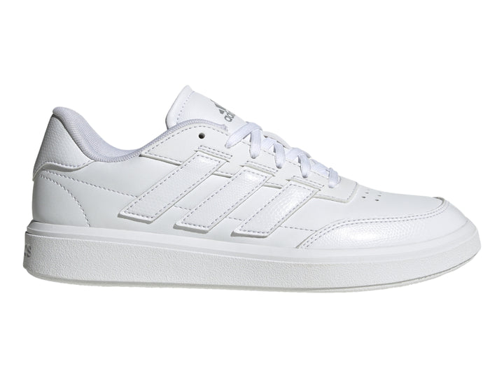 Tenis Adidas blancos con franjas laterales en color plata mate y suela blanca.