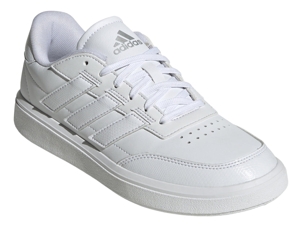 Tenis Adidas blancos con franjas laterales en color plata mate y suela blanca.