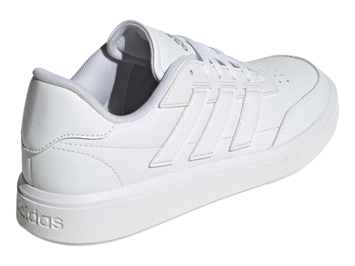 Tenis Adidas blancos con franjas laterales en color plata mate y suela blanca.